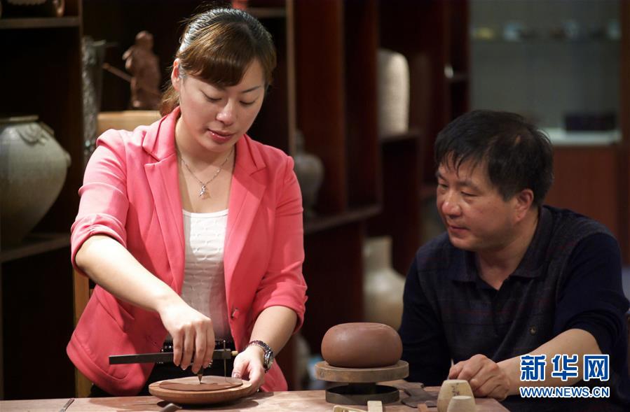 郭卉（左）與老師崔龍喜探討製陶工藝