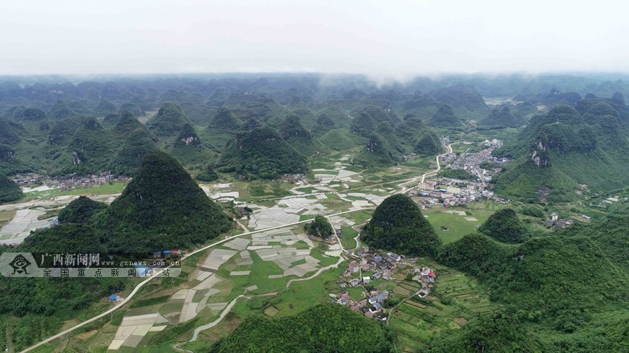 在柳州市融安縣泗頂鎮儒南村拍攝的山村美景。