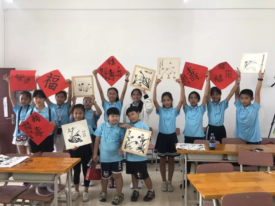 全體台灣營隊學員在國畫和書法體驗課程結束後展示自己的書法和繪畫作品。