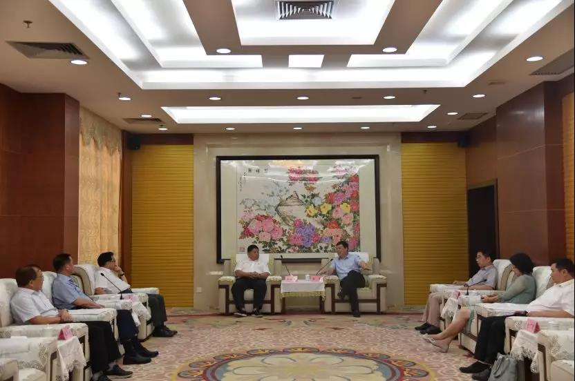 玉林市長韋韜（右）與全國台企聯榮譽會長相談甚歡。