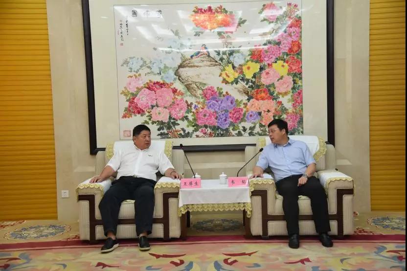 韋韜（右）會見全國台企聯榮譽會長。