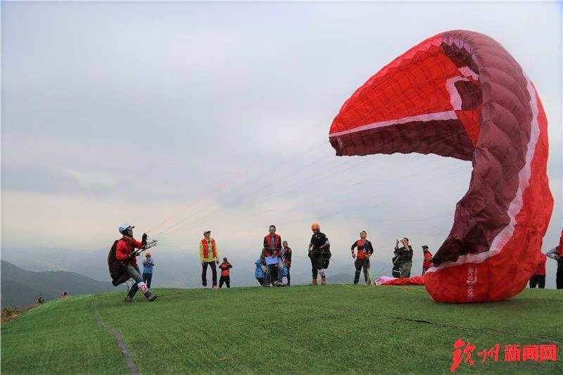 滑翔傘愛好者在基地起飛場起飛。