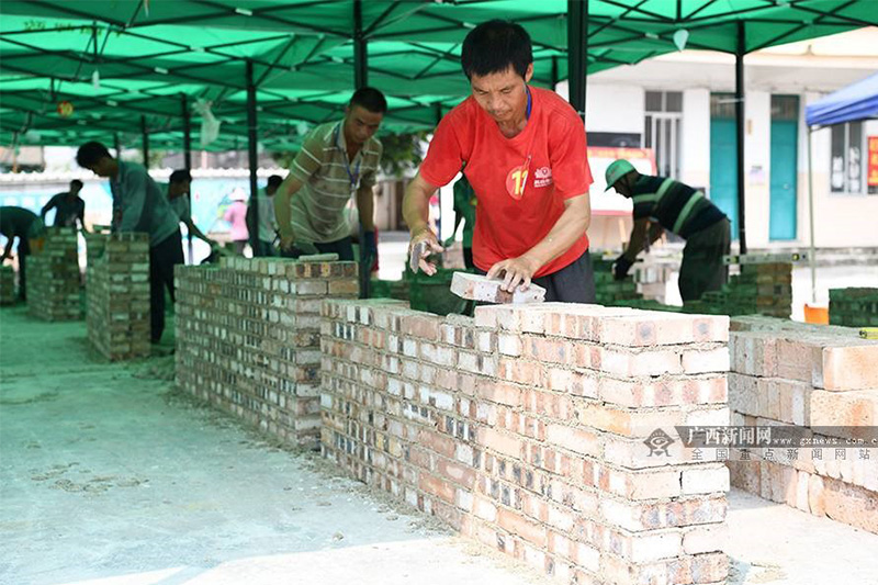 參賽選手正在參加砌築工工種競賽。