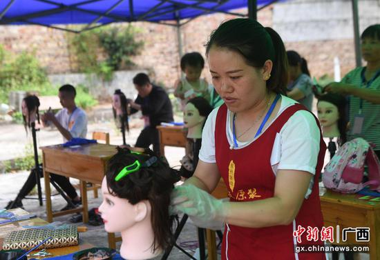 參賽選手正在參加美髮師工種競賽。