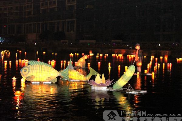 各種造型的河燈在資江上競秀