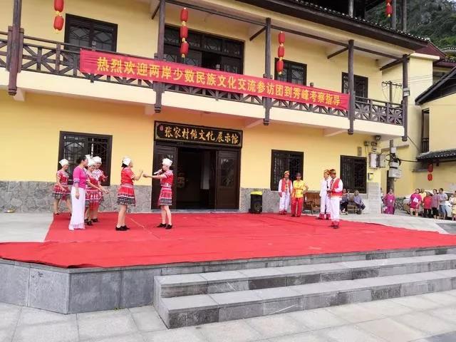 秀峰區琳兒歌舞隊表演壯族對山歌。