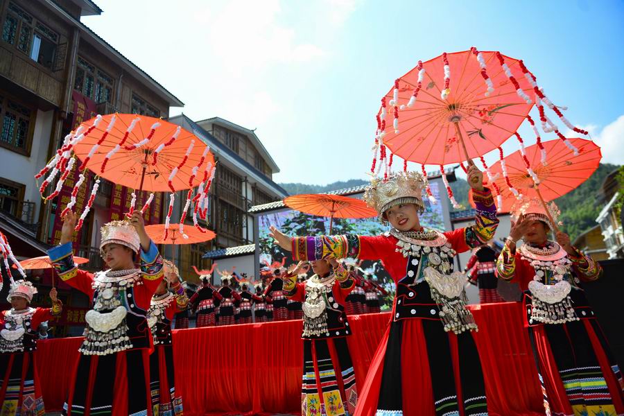 桂林龍勝縣偉江鄉的苗族人民在跳香節上表演節目