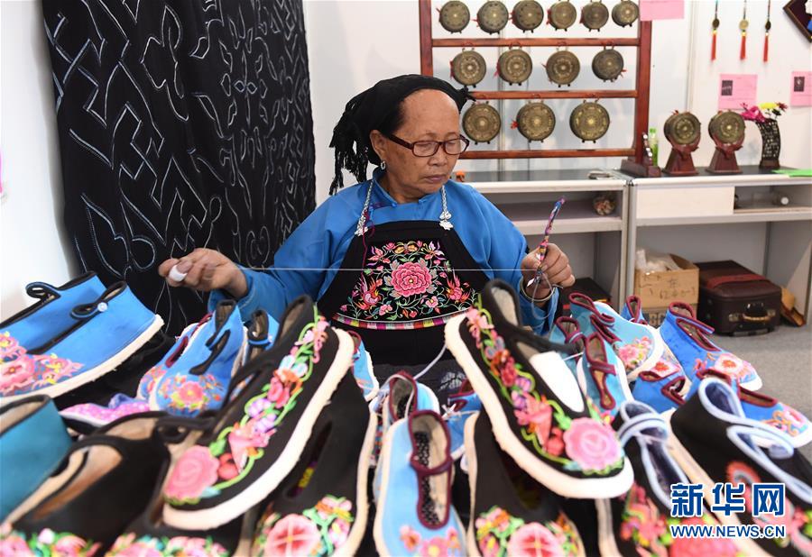 8月31日，在廣西南寧國際會展中心，一名老人在縫製壯族布鞋鞋面