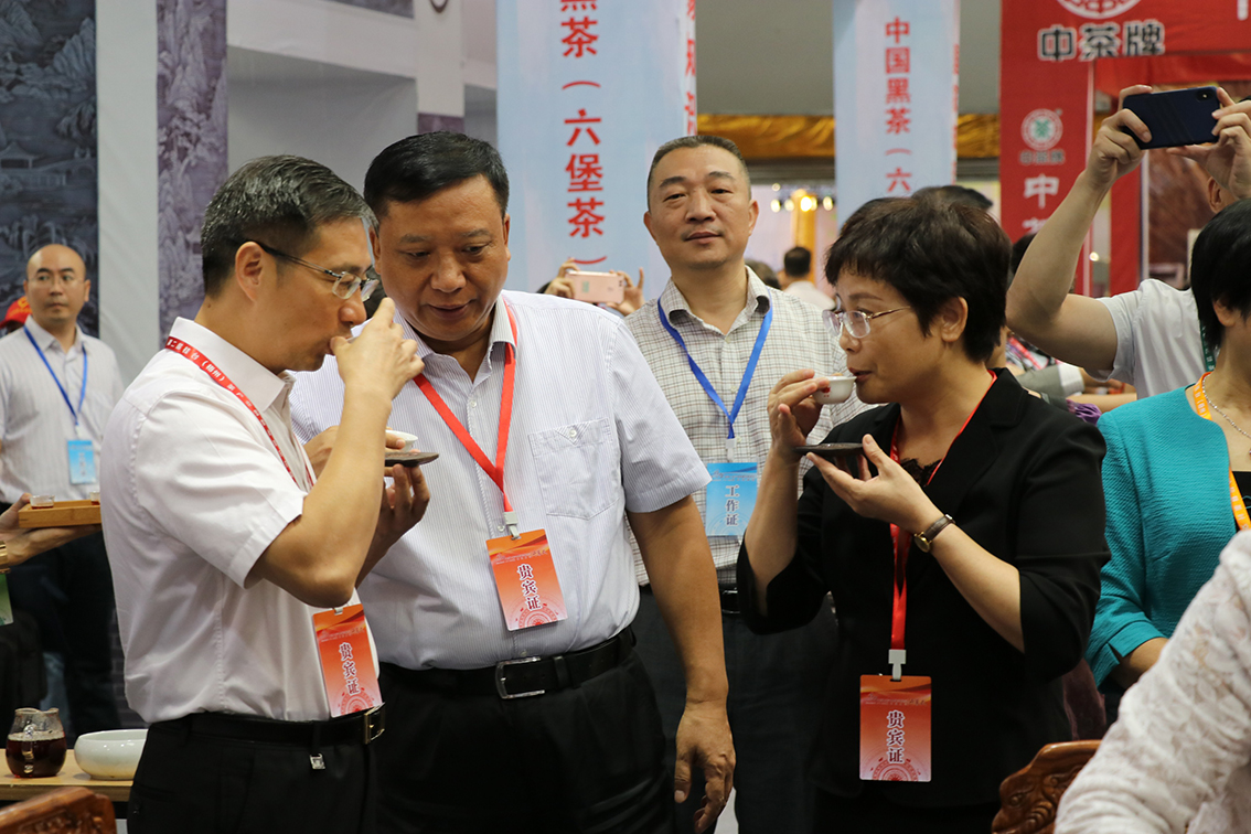 廣西台辦主任李東興（右1）在展覽會場品嘗六堡茶