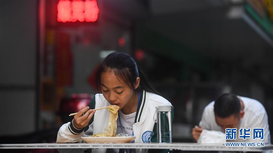 欽州市民在食用簸箕粉