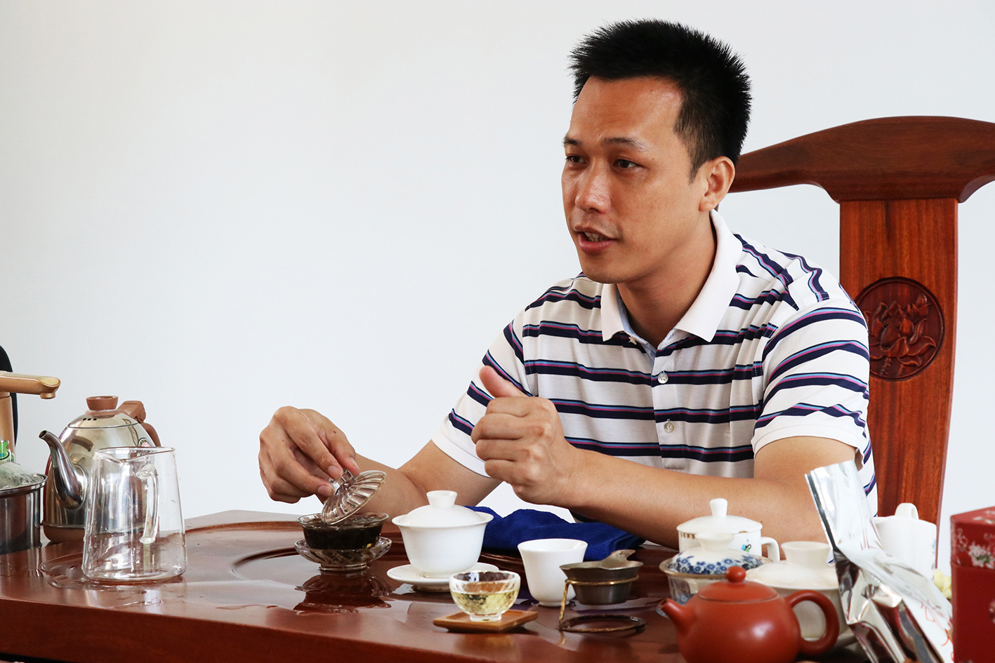 廣西東方美人茶公司總經理廖天林示範泡茶