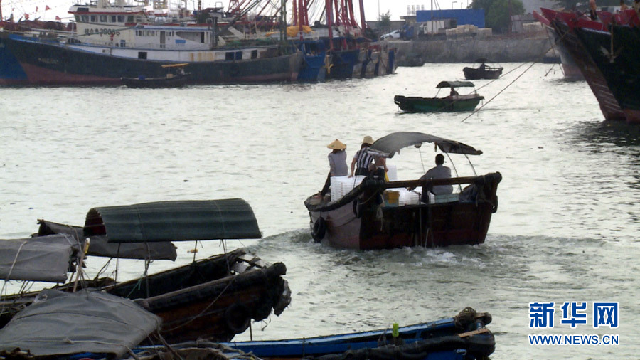 電建漁港中一艘卸完畢的小漁船駛離港口