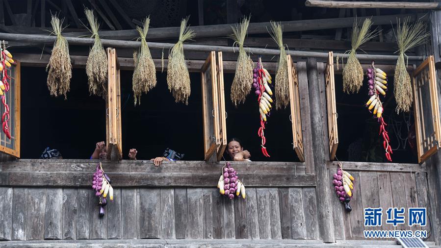 大屯村民慶豐收的傳統習俗——屋檐下曬農產品