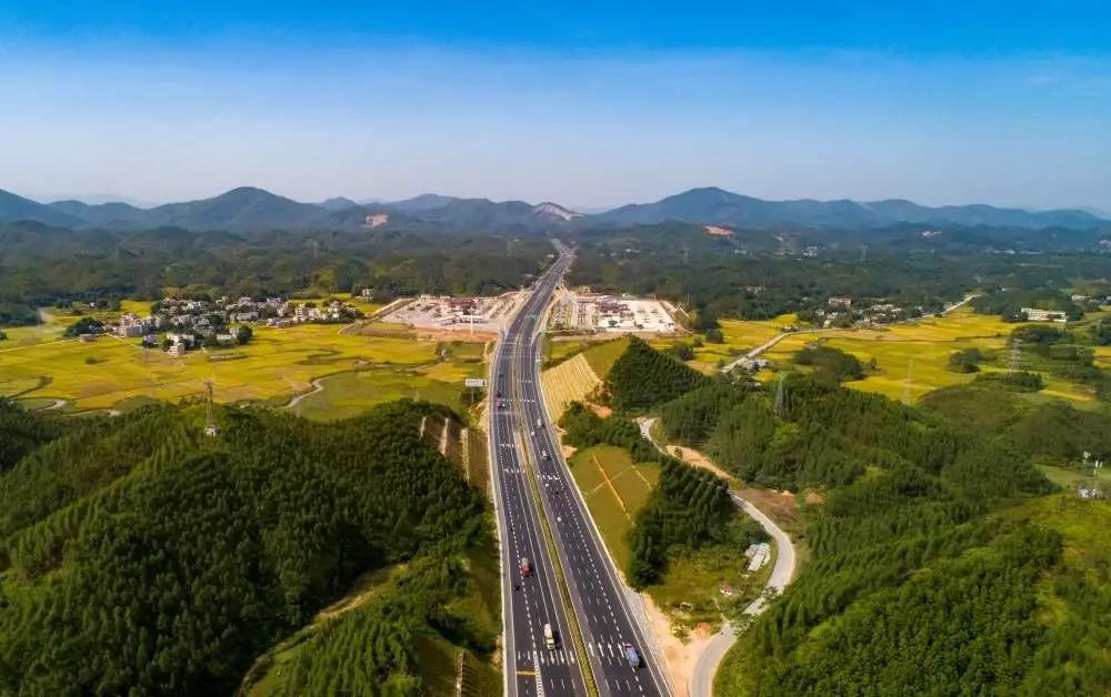 升級擴容後的南欽防高速實現全線八車道通車，助力中國大陸西部陸海新通道建設。