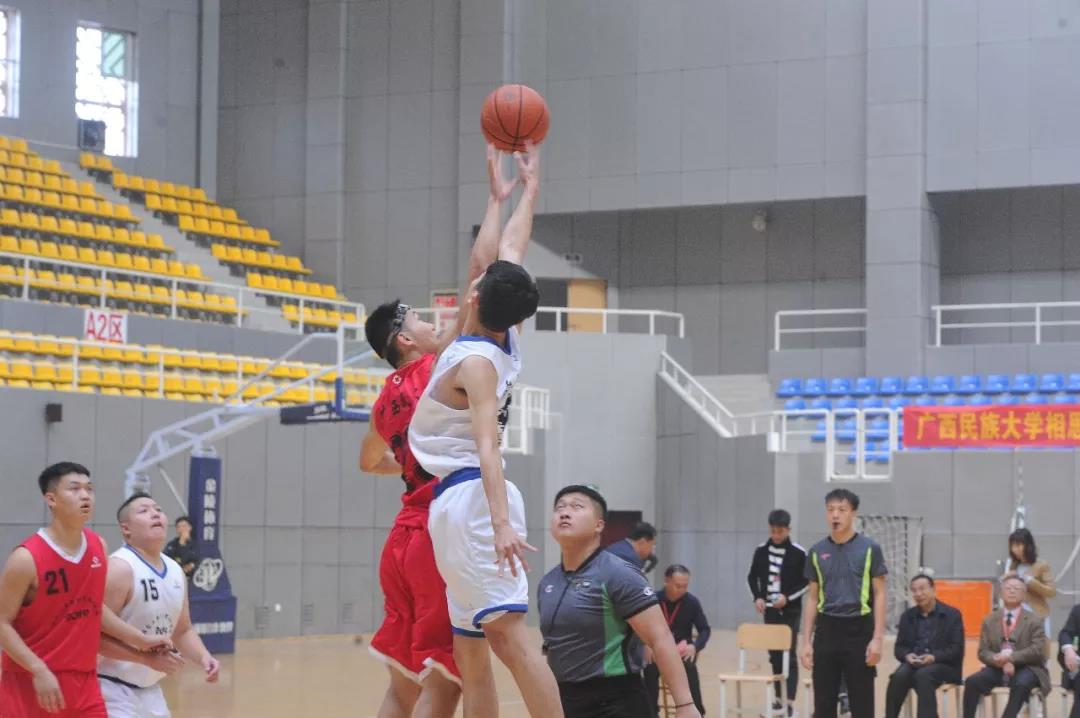 廣西民族大學籃球隊與台灣輔仁大學籃球隊展開激烈競爭。