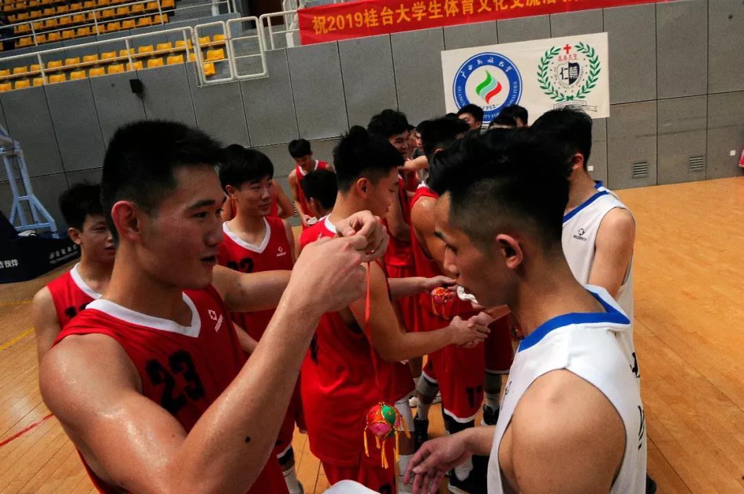 廣西民族大學籃球隊隊員給台灣輔仁大學籃球隊隊員贈送壯族吉祥物繡球。