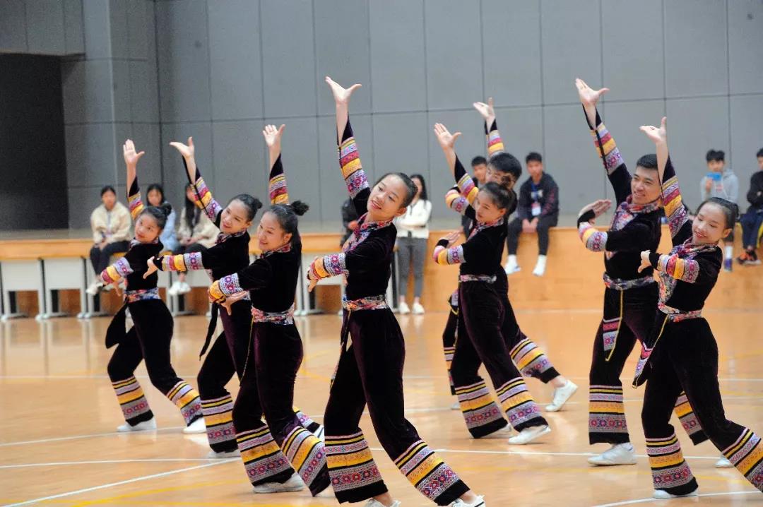 廣西民族大學啦啦操表演隊在比賽中場表演。　