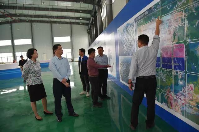 玉林市委常委鐘文幹（左二）走訪台資企業廣西達鑫智慧科技有限公司。