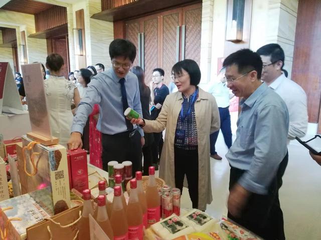 欽州市李磊岩副市長會場推薦海紅米八寶粥產品。