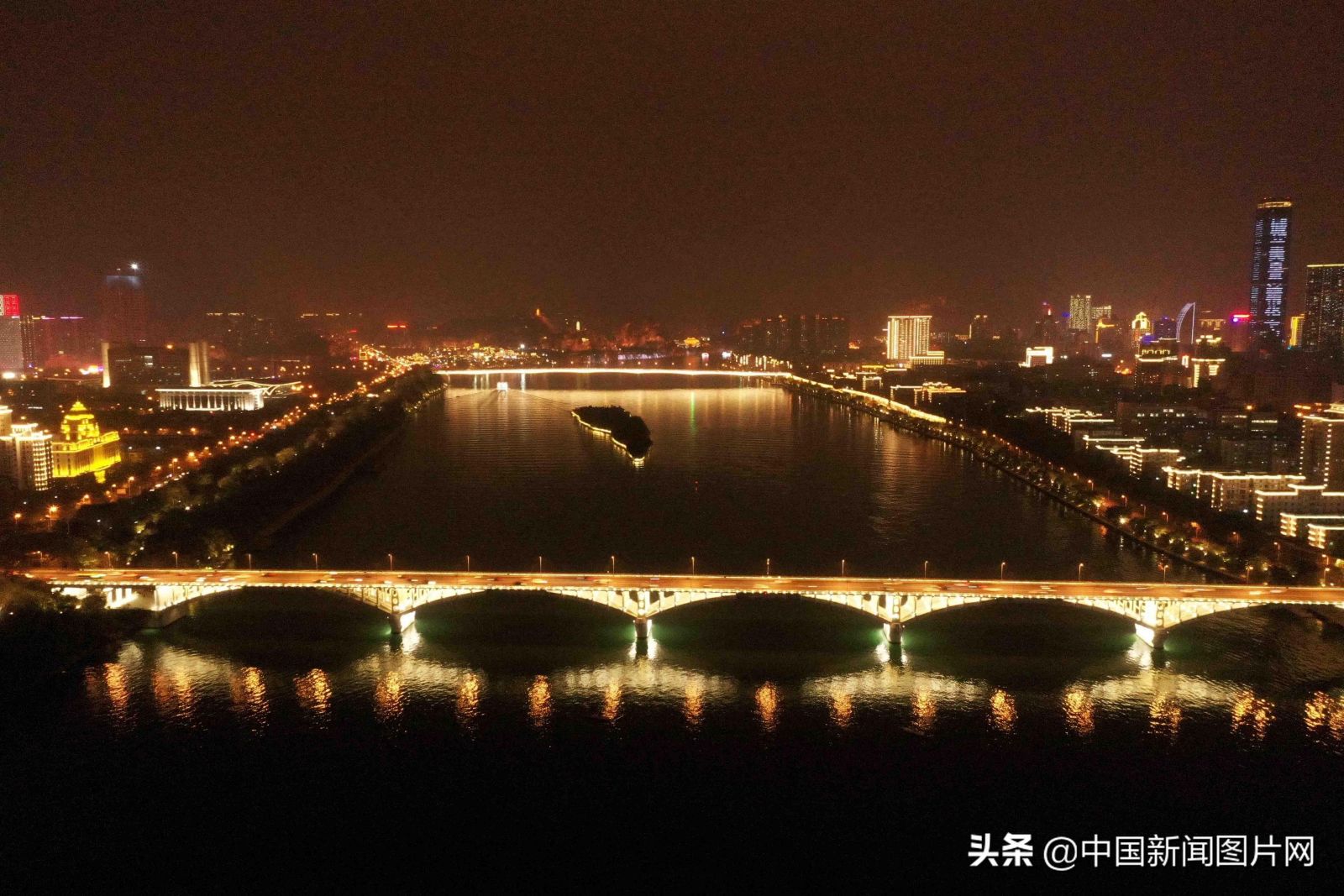 無人機航拍的柳江大橋。