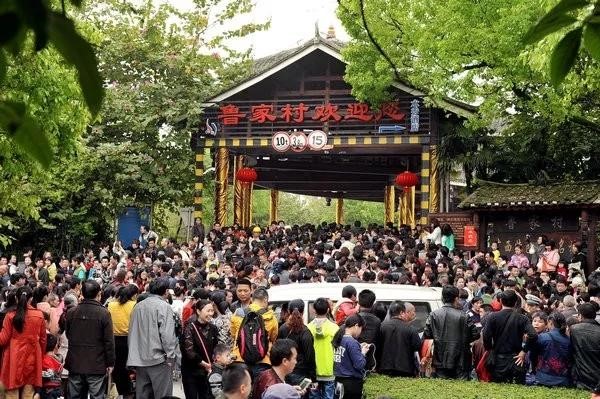 市民和遊客參加三月三民族歌圩節。