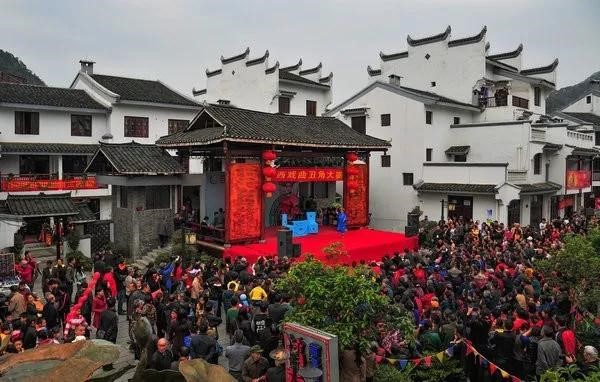三月三民族歌圩節活動上，市民村民和旅客在魯家村古戲台看演出。