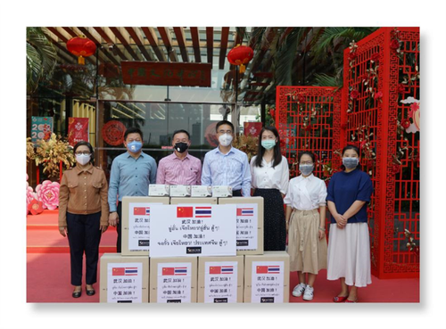 泰國西康商廈集團有限公司負責人紮朗先生（左三）一行來到曼谷中國文化中心，為支援中國抗擊新型冠狀病毒疫情捐贈一批一次性口罩。