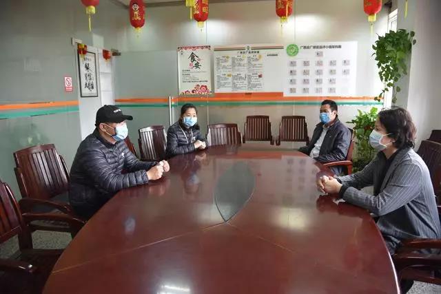 2月11日，玉林市台辦主任楊海潔（右一）一行走訪台企旺旺集團廣西總廠，指導企業疫情防控和復工情況。