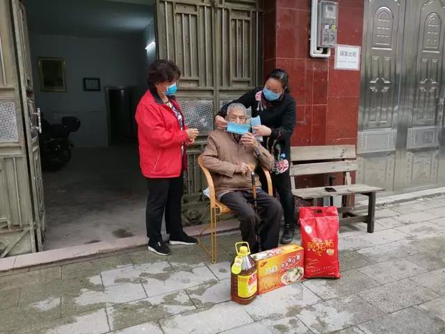 容縣台辦主任曾漢萍到台屬家中走訪，送上口罩和生活物資。