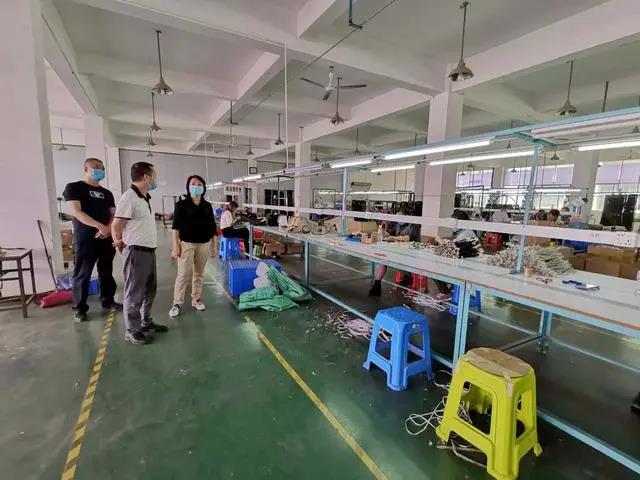 百色市台辦主任黃嶺瑩到百色民勝電子設備有限公司了解企業復工復產情況。