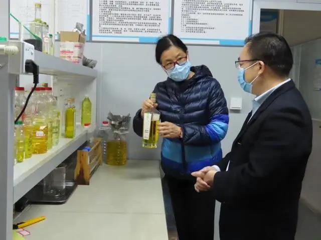 唐玉霞（左一）在百色壯麗茶油科技有限公司調研。