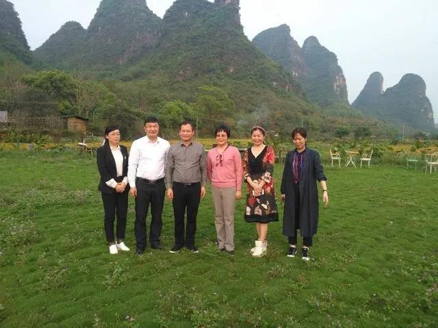 廣西台辦主任李東興（身穿粉紅色長袖衣服者）到台企陽朔金富元農業開發有限公司調研。