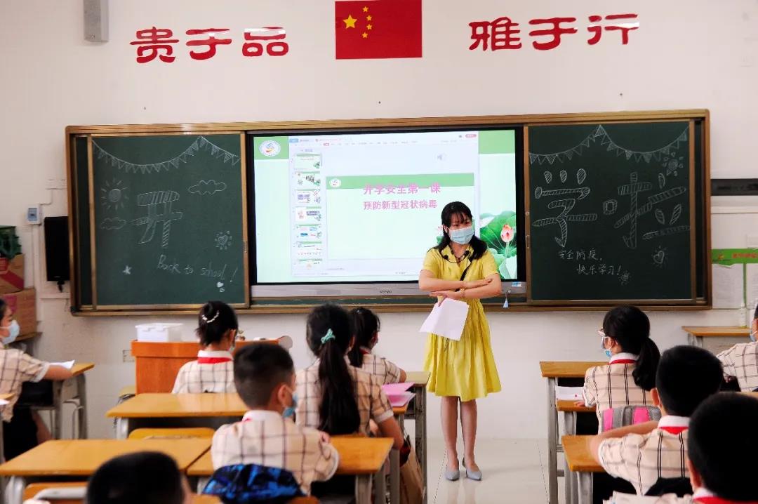 桂雅路小學桂花校區老師在給學生講述防疫知識。