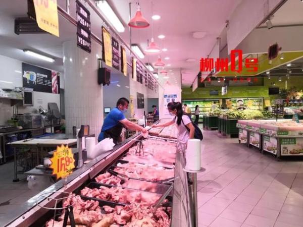 消費者在超市冷鮮區採購肉品。