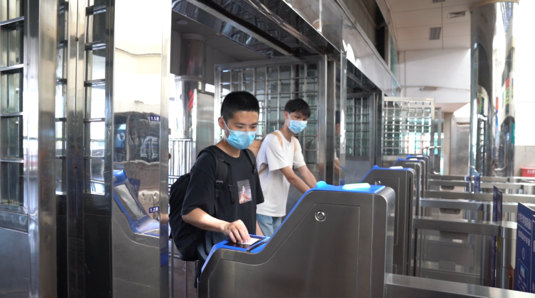 湛江火車站旅客正在檢票進站。