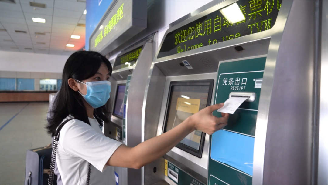 湛江火車站旅客正在列印「行程資訊提示」。