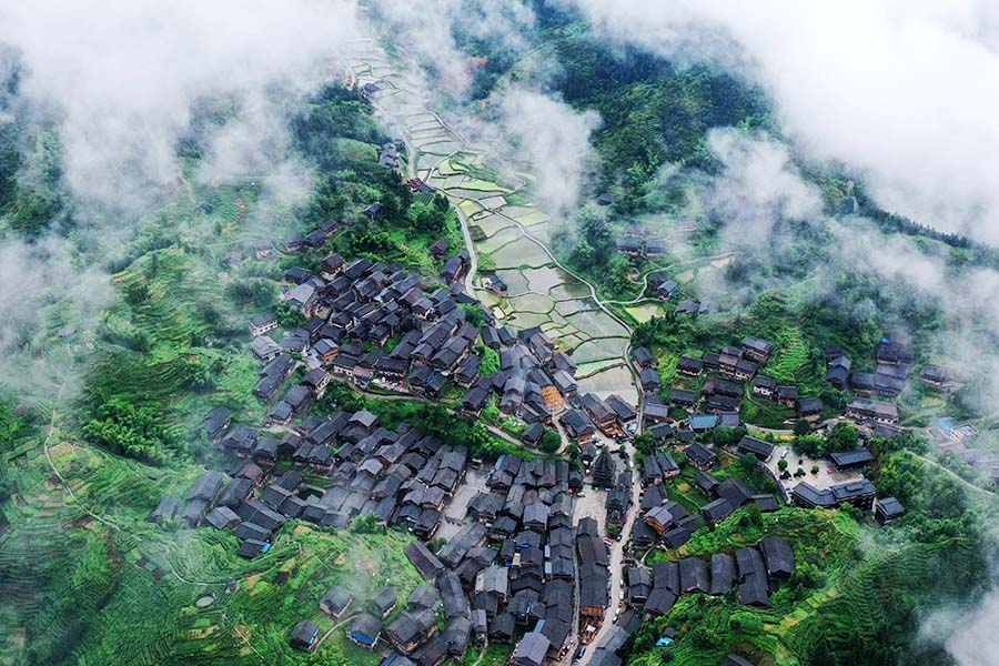 三江侗族自治縣林溪鎮高友村錯落有致的侗寨映襯在雲霧之中。