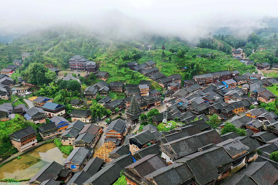 一場夏雨過後，三江侗族自治縣林溪鎮高友村雲霧繚繞，美如仙境。