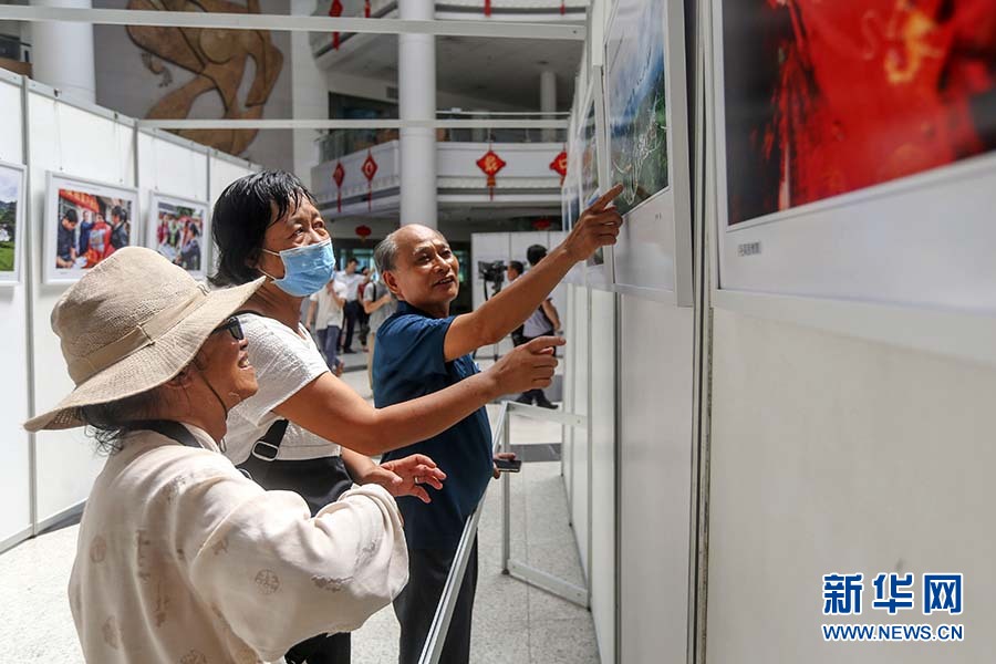觀眾在參觀廣西環江毛南族實現整族脫貧攝影展。