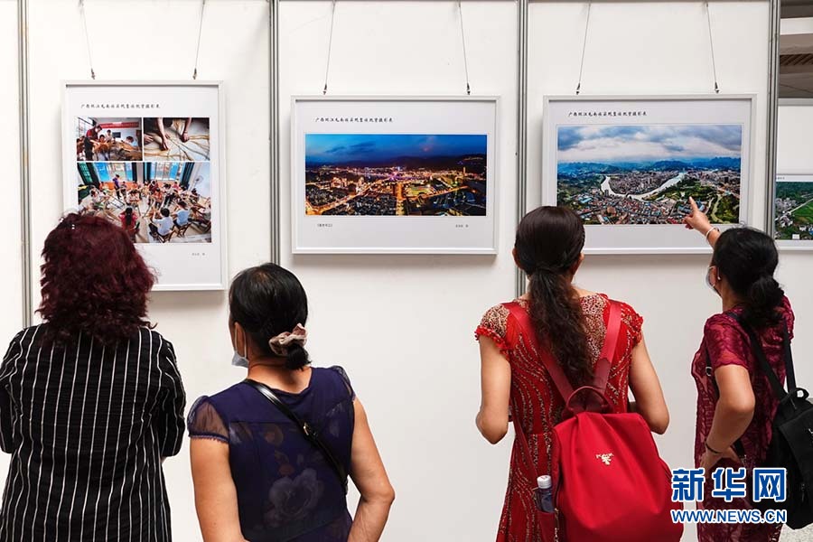觀眾在參觀廣西環江毛南族實現整族脫貧攝影展。