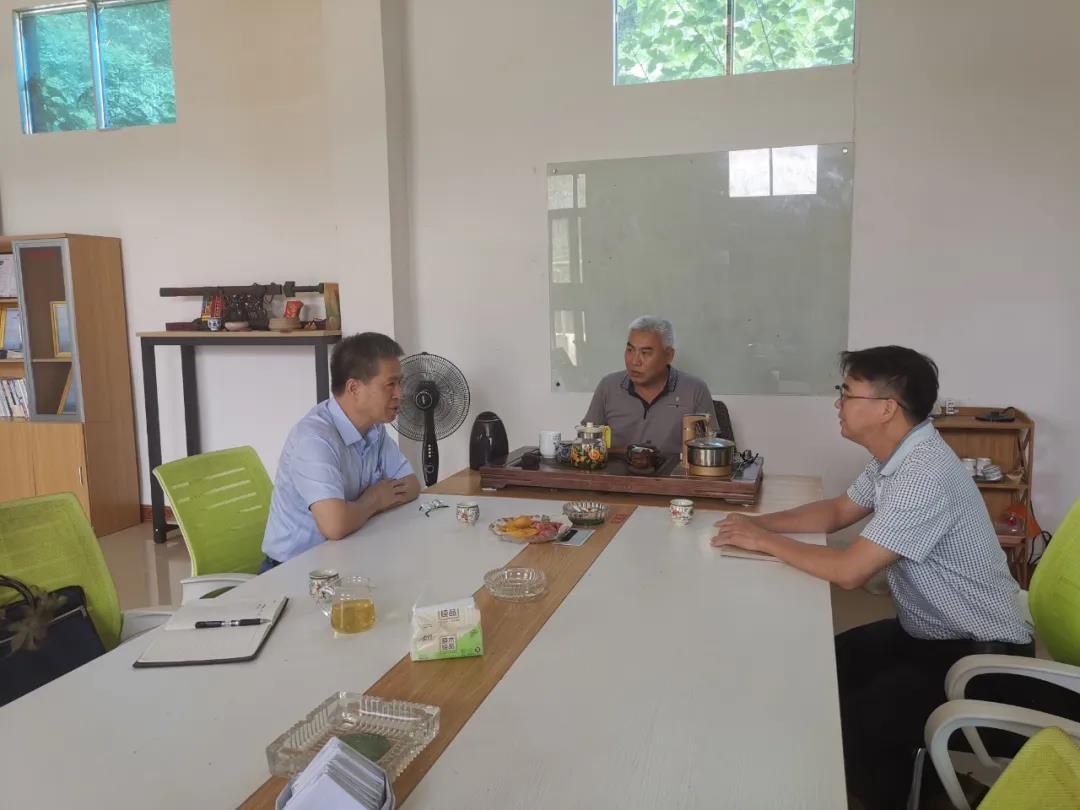 覃挺（左）與廣西瑞欣農業科技有限公司的劉總經理（中）座談交流。