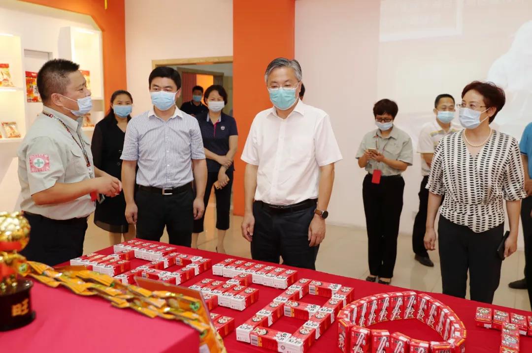 廣西壯族自治區副主席周紅波（前右二）調研台企廣西明旺食品有限公司。