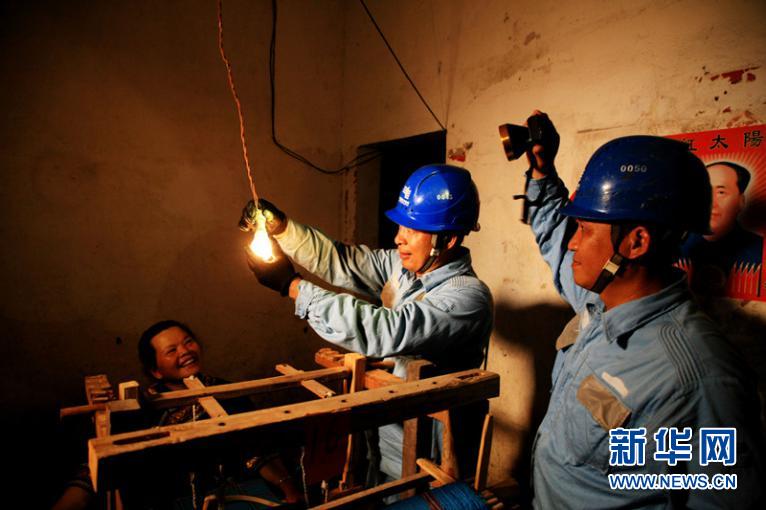 電力工人給織布房安裝電燈泡。