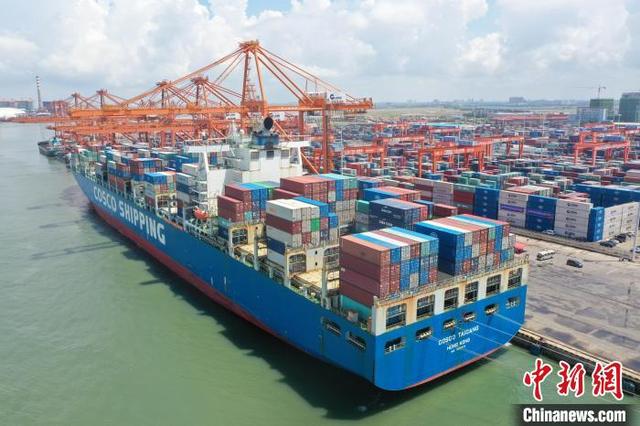 航拍10萬噸級集裝箱船通航。