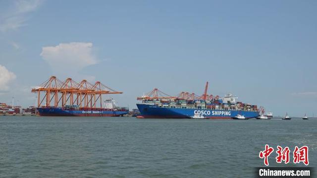 航拍即將駛離欽州港的10萬噸級集裝箱船。