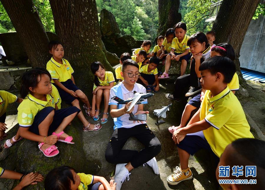 支教老師溫昌浩給孩子們上科技課。