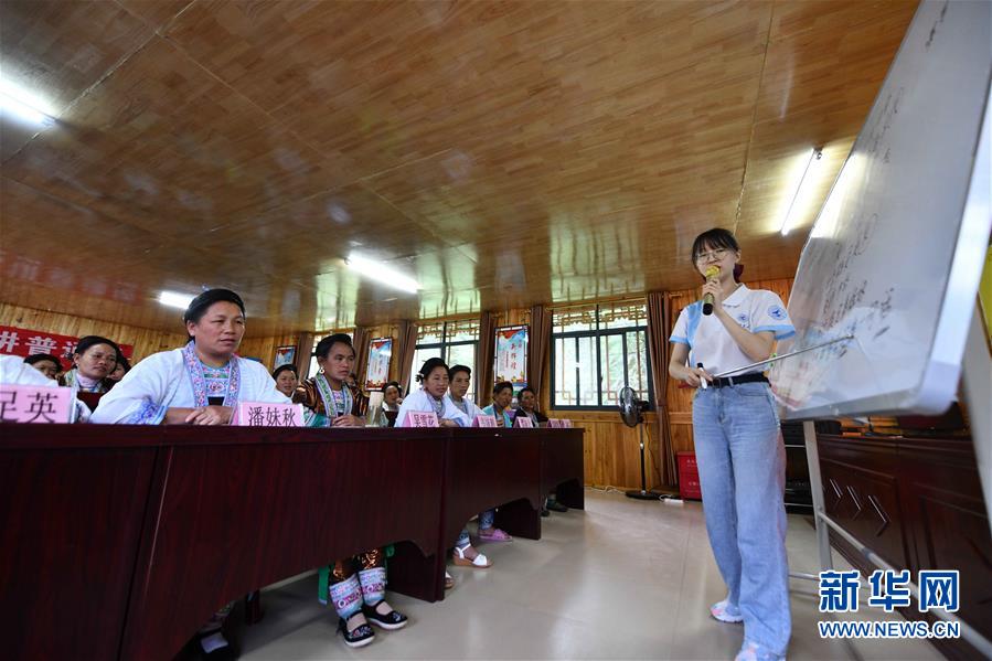 「雙語雙向」普通話培訓課上，支教老師高潔在教婦女們唱歌。