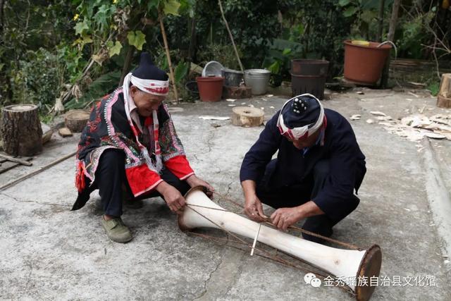 黃泥鼓是廣西金秀大瑤山瑤族特有的打擊樂器，因使用前用黃泥漿塗在鼓皮上調音而得名。