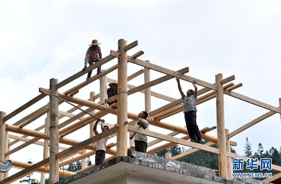 在烏英苗寨教學點，工人在改造教學樓。