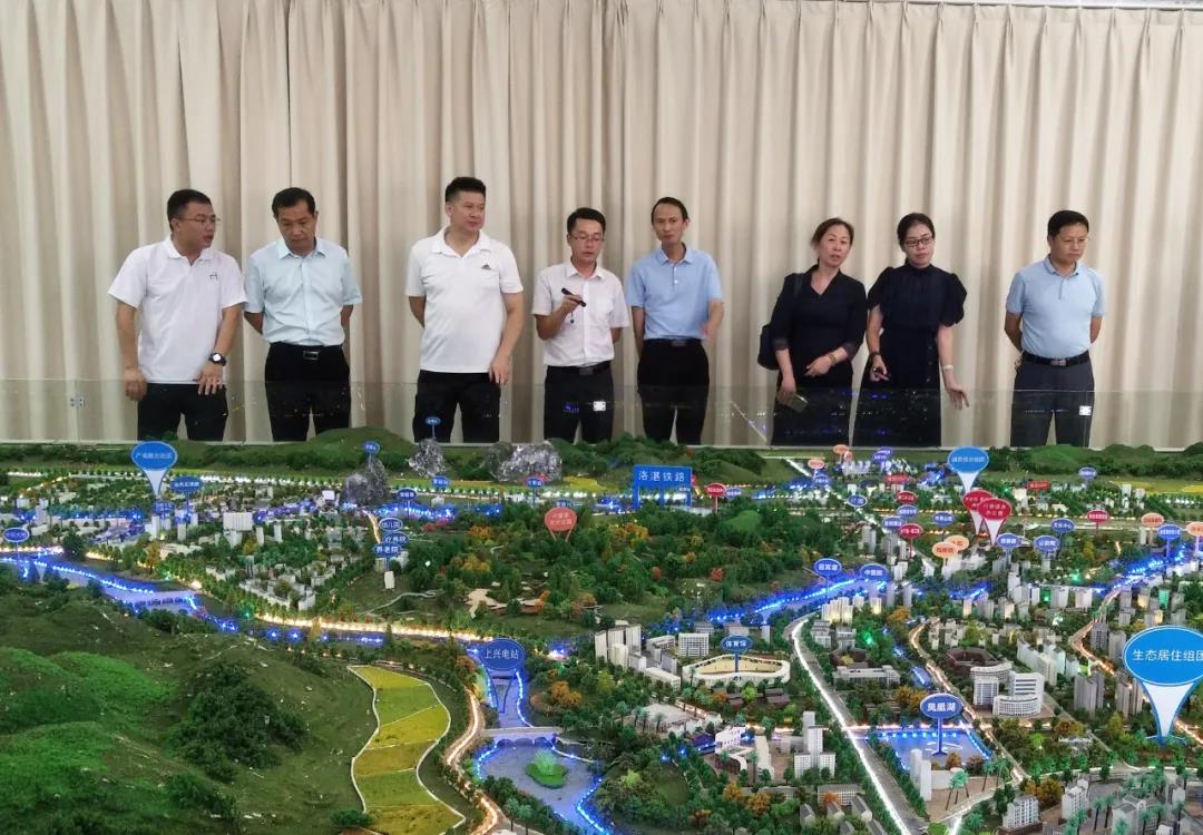 丘德彬（左三）一行觀看蒼梧縣新縣城總體規劃沙盤。